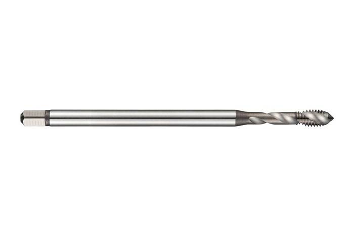 Ein massiver grauer Bohrer, horizontal auf einem weißen Hintergrund positioniert, zeigt seine Metallschaft und seine spiralförmige Spitze zum Bohren.