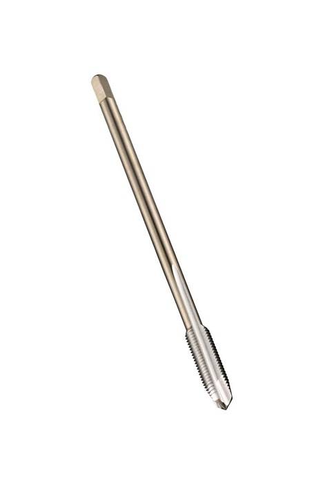 Ein Gewindebohrer aus Metall mit geschnittenen Gewindeflanken, der zum Erzeugen von Innengewinden in Löchern verwendet wird, schräg auf weißem Hintergrund dargestellt.
