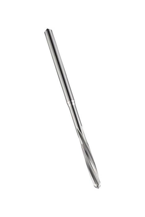 Eine Nahaufnahme eines glänzenden, silbernen Metallbohrers mit einer scharfen Spiralstruktur, vertikal dargestellt.