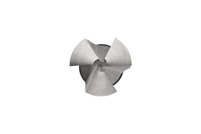 Eine Nahaufnahme des Kopfes eines Bohrers mit scharfen Metallklingen, die ein symmetrisches Muster bilden, vor einem einfarbigen weißen Hintergrund.