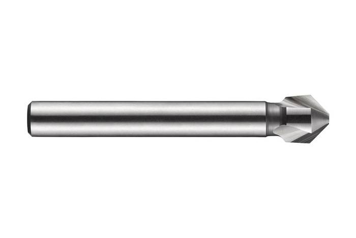 Eine Nahaufnahme eines Metallbohrers mit glänzend silberner Erscheinung, die seinen glatten zylindrischen Schaft und seine scharfe Schneidspitze zeigt.