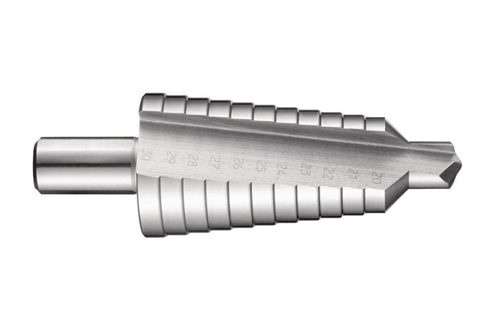 Ein Stufenbohrer aus Metall mit mehreren Durchmesserstufen und eingravierter Größenmarkierung, der zum Bohren von Löchern unterschiedlicher Größen in verschiedenen Materialien verwendet wird.