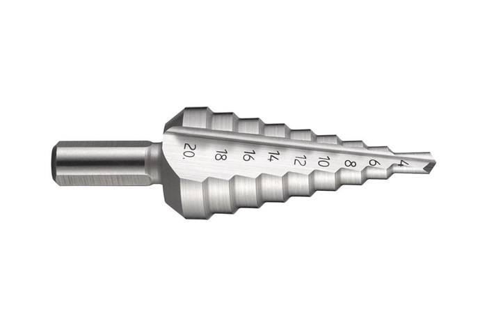 Ein stufenbohrer aus metall mit schrittweise größer werdenden stufen von 4 mm bis 20 mm und eingravierter größenmarkierung auf jeder stufe.