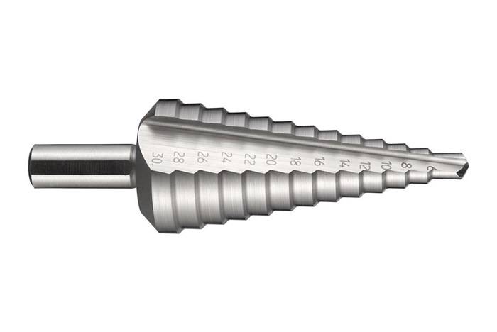 Ein Stufenbohrer aus Metall mit Graduierungsmarkierungen von 4 bis 30 mm, der eine konische Form mit mehreren Stufen zum Erzeugen unterschiedlicher Bohrlochdurchmesser aufweist.