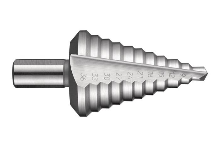 Ein Stufenbohrer aus Metall mit inkrementell markierten Größen von 4 bis 36, der zum Bohren von Löchern unterschiedlicher Durchmesser in verschiedenen Materialien entwickelt wurde.