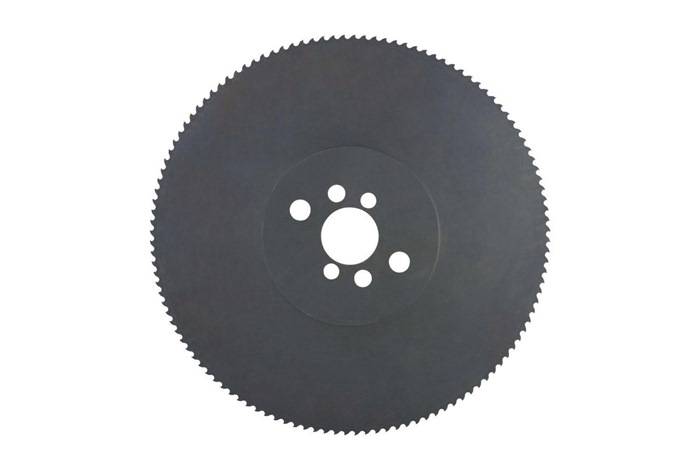 Eine kreisförmige Metallsägeblatt mit einer Reihe scharfer Zähne entlang des Randes und mehreren Löchern nahe der Mitte, die zum Schneiden von Materialien verwendet wird.