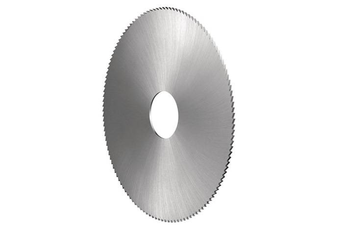 Eine kreisförmige Metallsägeblatt mit scharfen, gleichmäßig verteilten Zähnen entlang seiner Kante, die in industriellen oder Baustellenumgebungen zum Schneiden von Materialien verwendet wird.