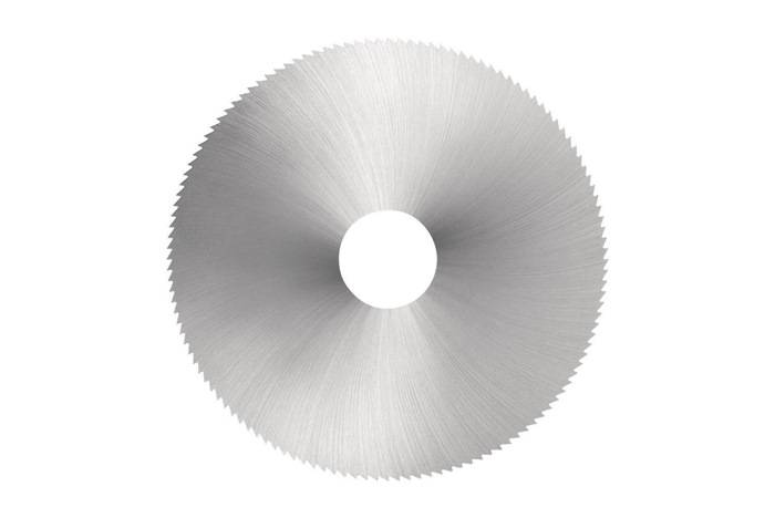 Eine Kreissägeblatt mit scharfen, gleichmäßig angeordneten Zähnen, entwickelt zum Schneiden von Materialien. Das Blatt hat einen metallischen Glanz und eine radiale Textur.