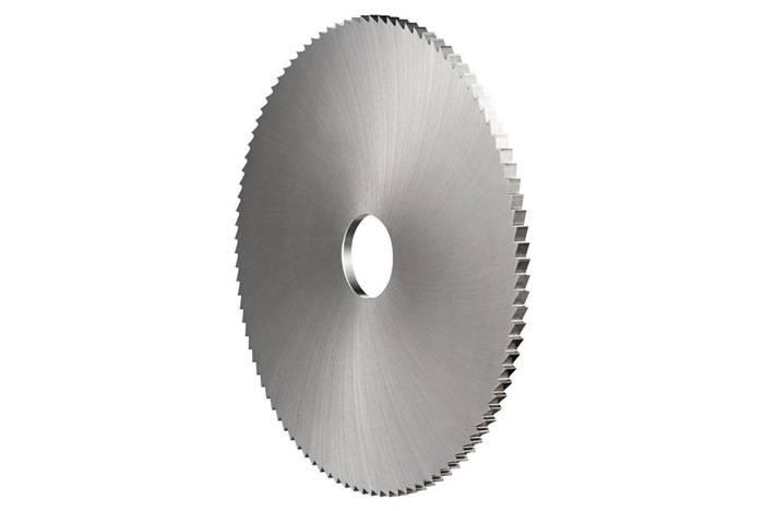 Eine kreisförmige Metallsägeblatt mit scharfen, gleichmäßig angeordneten Zähnen, von einem Winkel aus betrachtet. Sie wird zum Schneiden von Materialien verwendet.