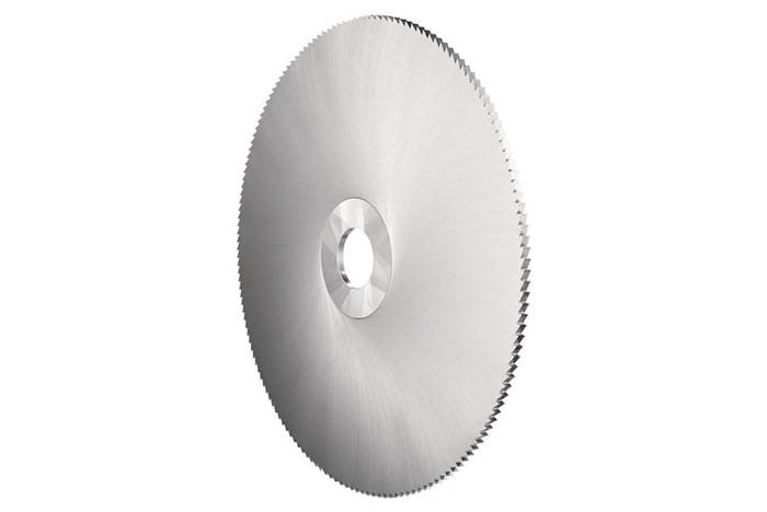Kreisförmige Metallsägeblatt mit scharfen Zähnen entlang des Randes und einem zentralen Loch, verwendet zum Schneiden von Materialien wie Holz oder Metall.