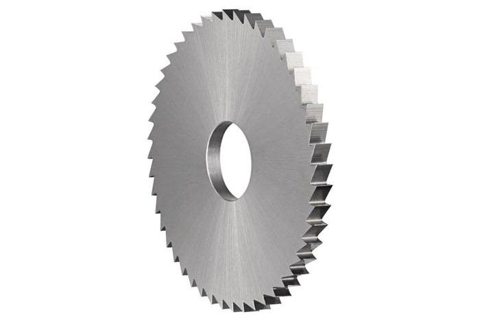 Eine kreisförmige Metallsägeblatt mit scharfen Zähnen entlang des Randes, die zum Schneiden von Materialien wie Holz oder Metall verwendet wird.