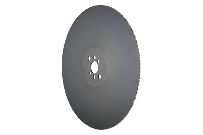 Eine kreisförmige Metallsägeblatt mit gleichmäßig verteilten Zähnen und mehreren Löchern in der Nähe der Mitte, die leicht nach rechts geneigt sind.