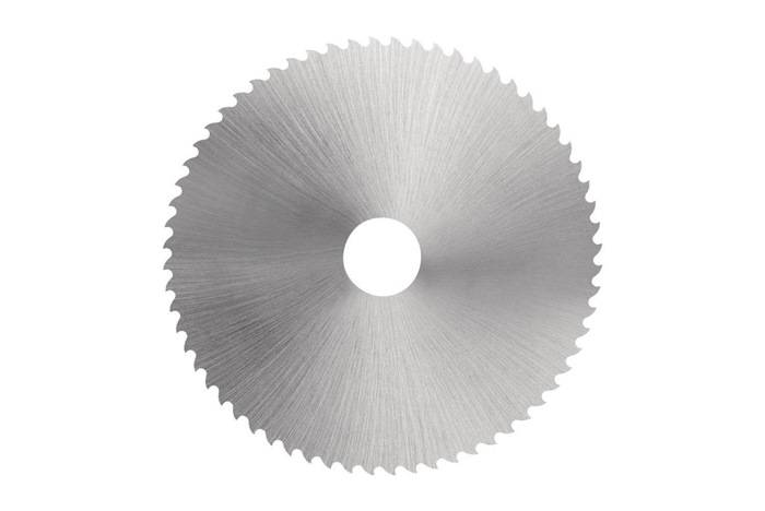 Eine Kreissägeblatt mit scharfen, gleichmäßig verteilten Zähnen entlang seiner Kante, das zum Schneiden von Materialien wie Holz oder Metall verwendet wird.