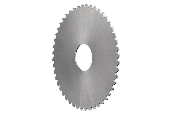 Eine Kreissägeblatt mit scharfen, gleichmäßig angeordneten Zähnen entlang seiner Kante. Das Blatt ist aus glänzendem Metall gefertigt und wird häufig zum Holzschneiden verwendet.