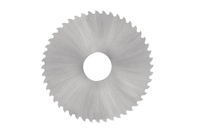 Eine Kreissägeblatt mit scharfen, gleichmäßig angeordneten Zähnen, die zum Schneiden von Materialien wie Holz oder Metall verwendet wird.