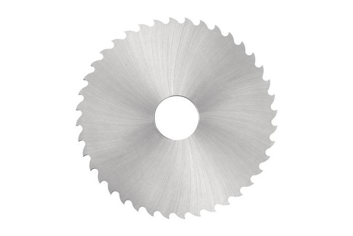 Eine kreisförmige silberne Sägeblatt mit scharfen, gleichmäßig verteilten Zähnen entlang seiner Kante. Die Mitte weist ein glatter, kreisrunder Durchbruch auf.