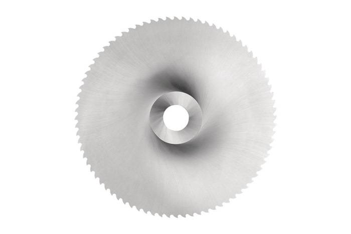 Eine Kreissägeblatt mit scharfen Zähnen um den Rand, verwendet zum Schneiden von Holz oder Metall.