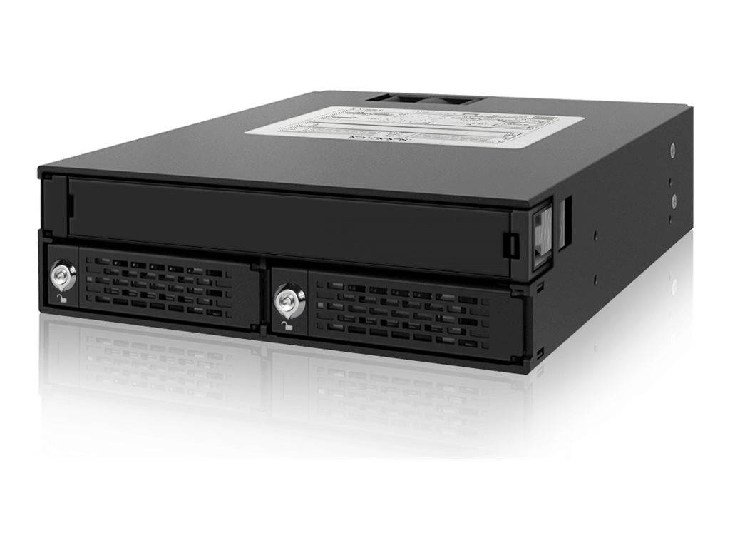Schwarzes Rack-Server-/Speicher-Gehäuse mit zwei vorderen Laufwerkschächten und einem Etikett oben, in Dreiviertelansicht auf weißem Hintergrund