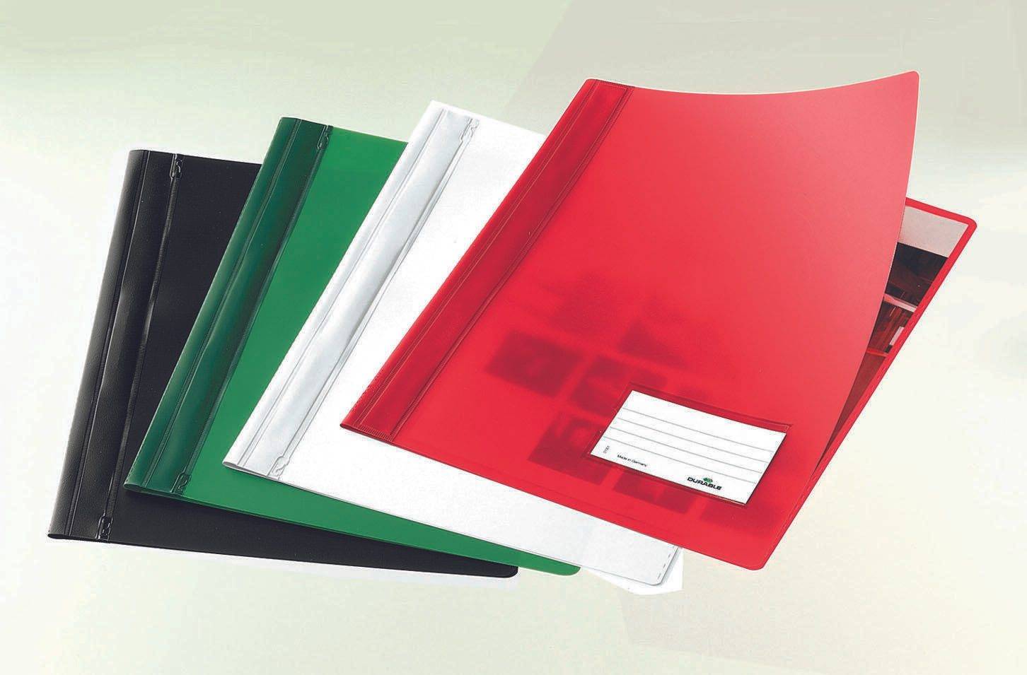 Vier durchscheinende Berichtsmappen in Schwarz, Grün, Weiß und Rot, die auf hellem Hintergrund gestapelt sind.