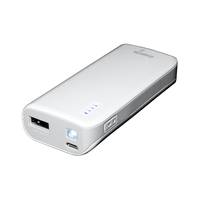 Tragbare Silber-Powerbank mit USB-A- und Micro-USB-Anschlüssen und blauen Ladeanzeigeleuchten