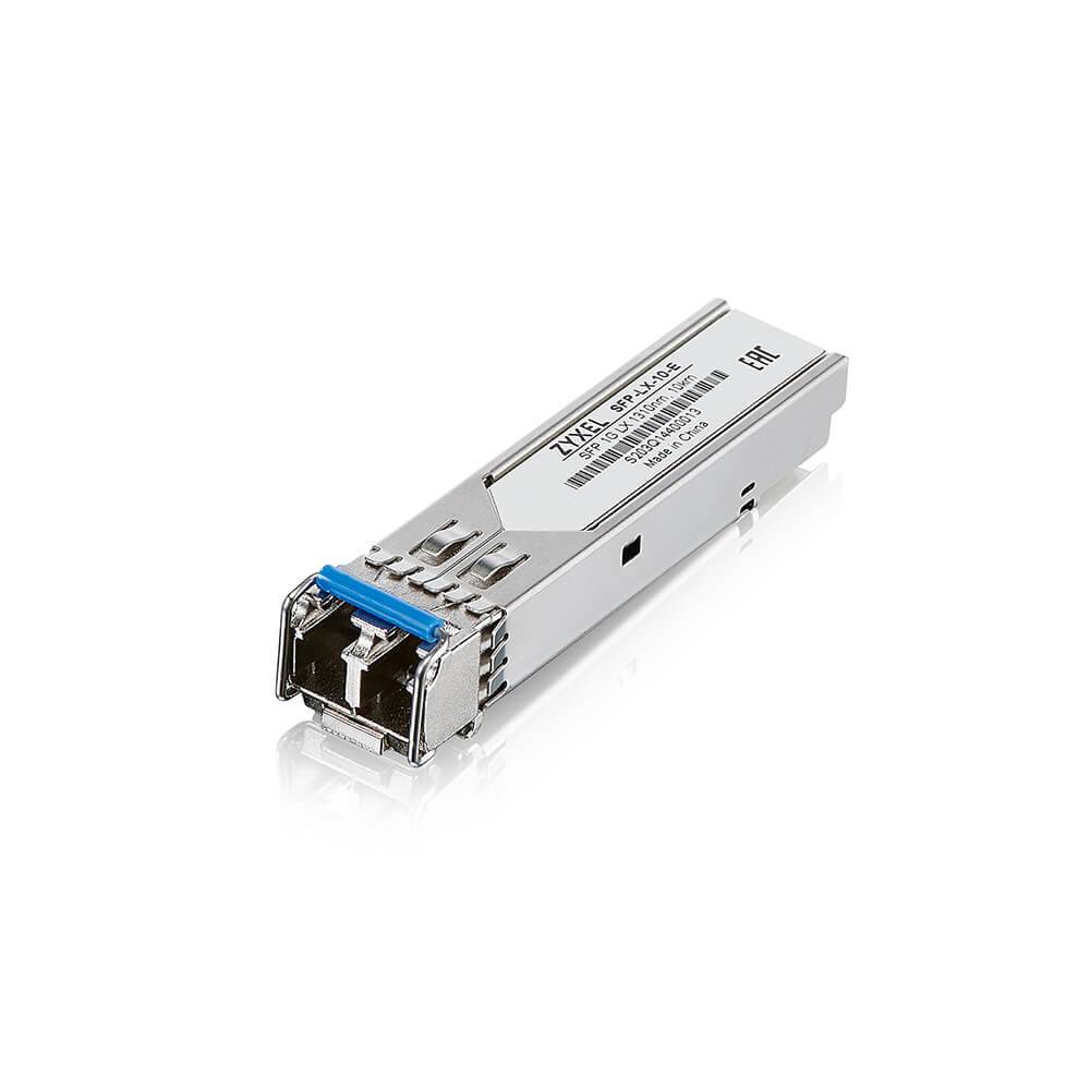 Silbernes Faseroptik-Transceiver-Modul mit blauer Verriegelung, gezeigt auf weißem Hintergrund.