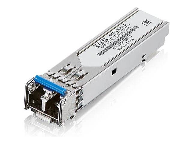 Metall-SFP-Optikmodultransceiver mit blauem Verschluss und Faserport, isoliert auf weißem Hintergrund dargestellt.