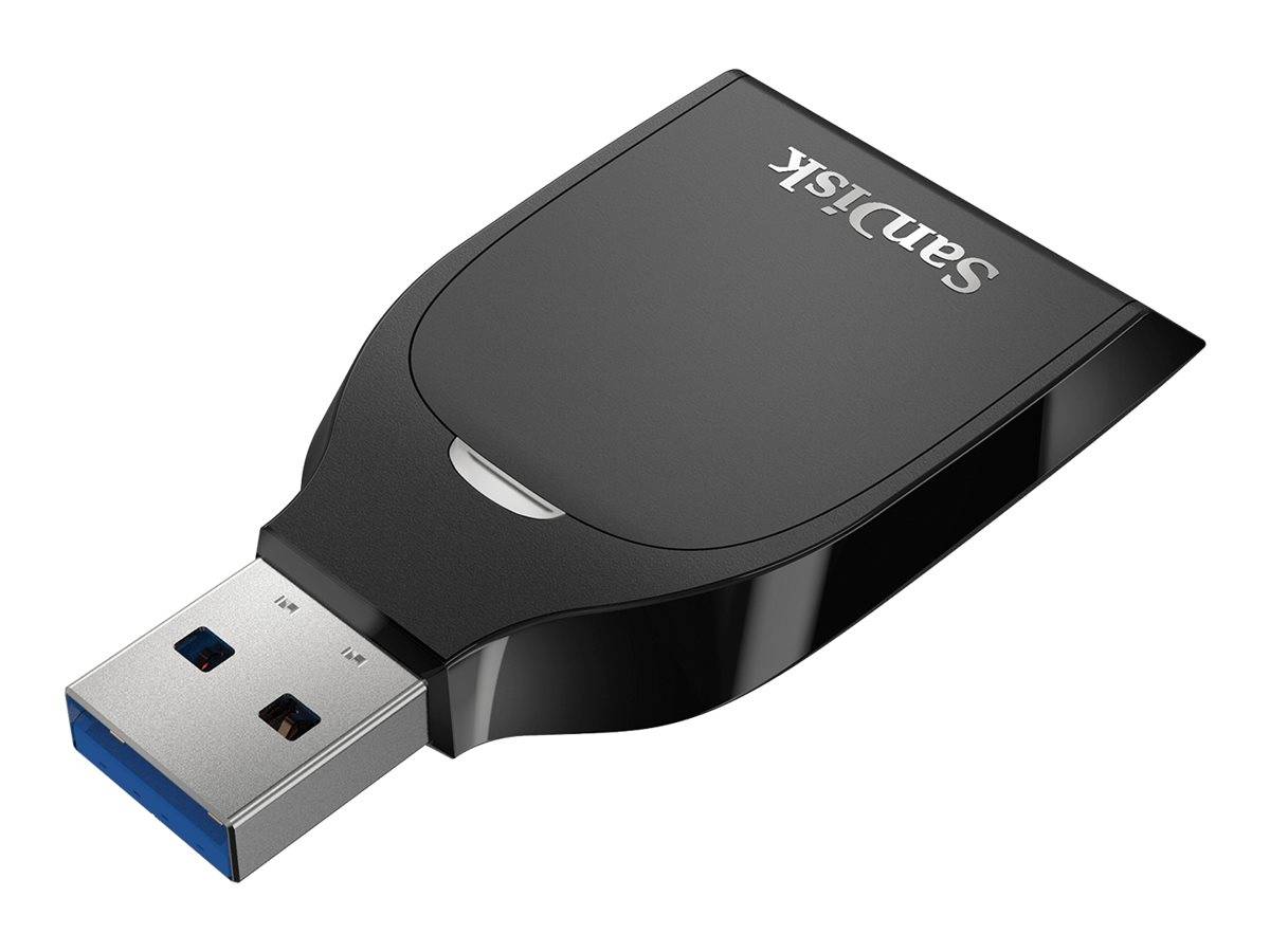 Schwarzes SanDisk-USB-Flash-Laufwerk in schräger Ansicht auf weißem Hintergrund, das den metallenen USB-Anschluss und den blauen inneren Port zeigt.