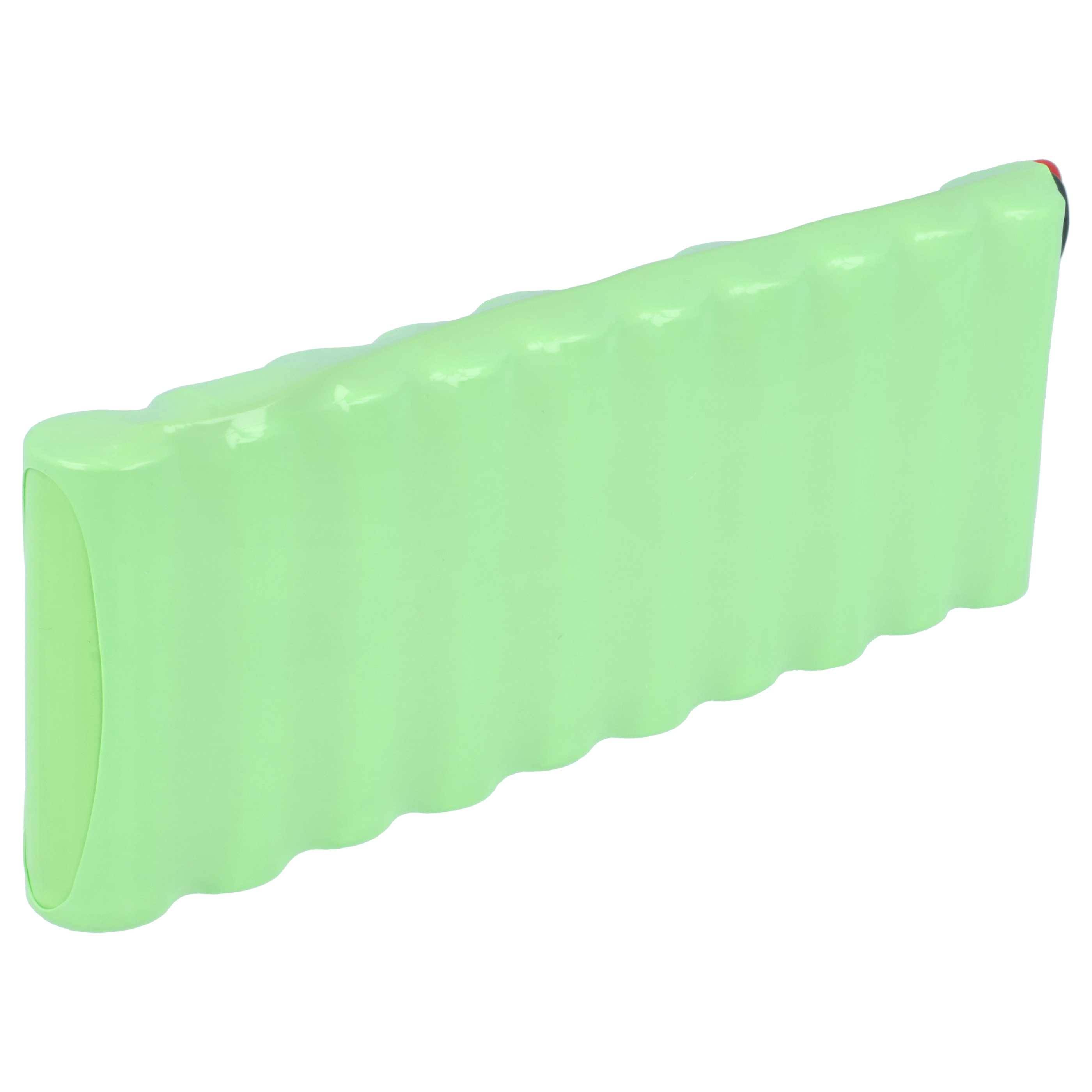 Ein grünes wiederaufladbares Batteriepaket mit acht zylindrischen Zellen nebeneinander angeordnet, häufig in elektronischen Geräten verwendet.