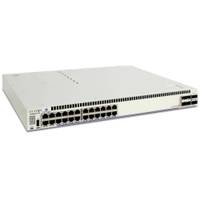 Ein weißer Netzwerk-Switch mit mehreren Ethernet-Anschlüssen auf der Vorderseite, gezeigt vor einem einfachen weißen Hintergrund.