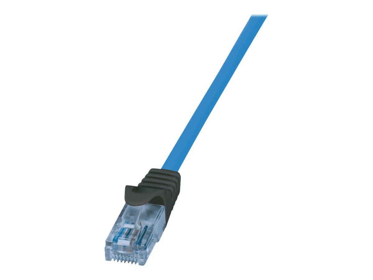 Blaues Ethernet-Netzwerkkabel mit RJ45-Stecker auf weißem Hintergrund.
