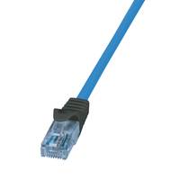 Blaues Ethernet-Kabel mit RJ45-Stecker auf weißem Hintergrund.