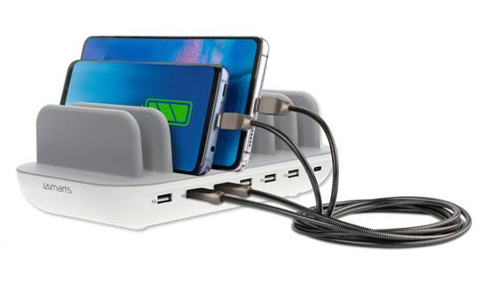 Multifunktionales Ladedock mit zwei Smartphones und einem Tablet, das angeschlossen ist, mit mehreren USB-Anschlüssen und verbundenen Kabeln.