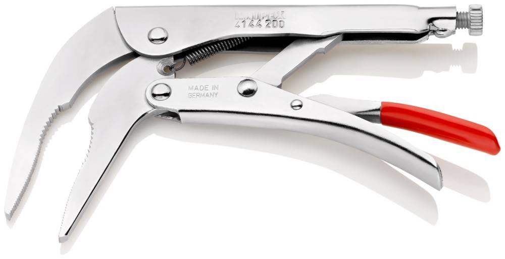 Nahaufnahme eines metallischen Werkzeugs, möglicherweise einer Zange oder Klemme, mit der Aufschrift ‚Made in Germany' darauf.