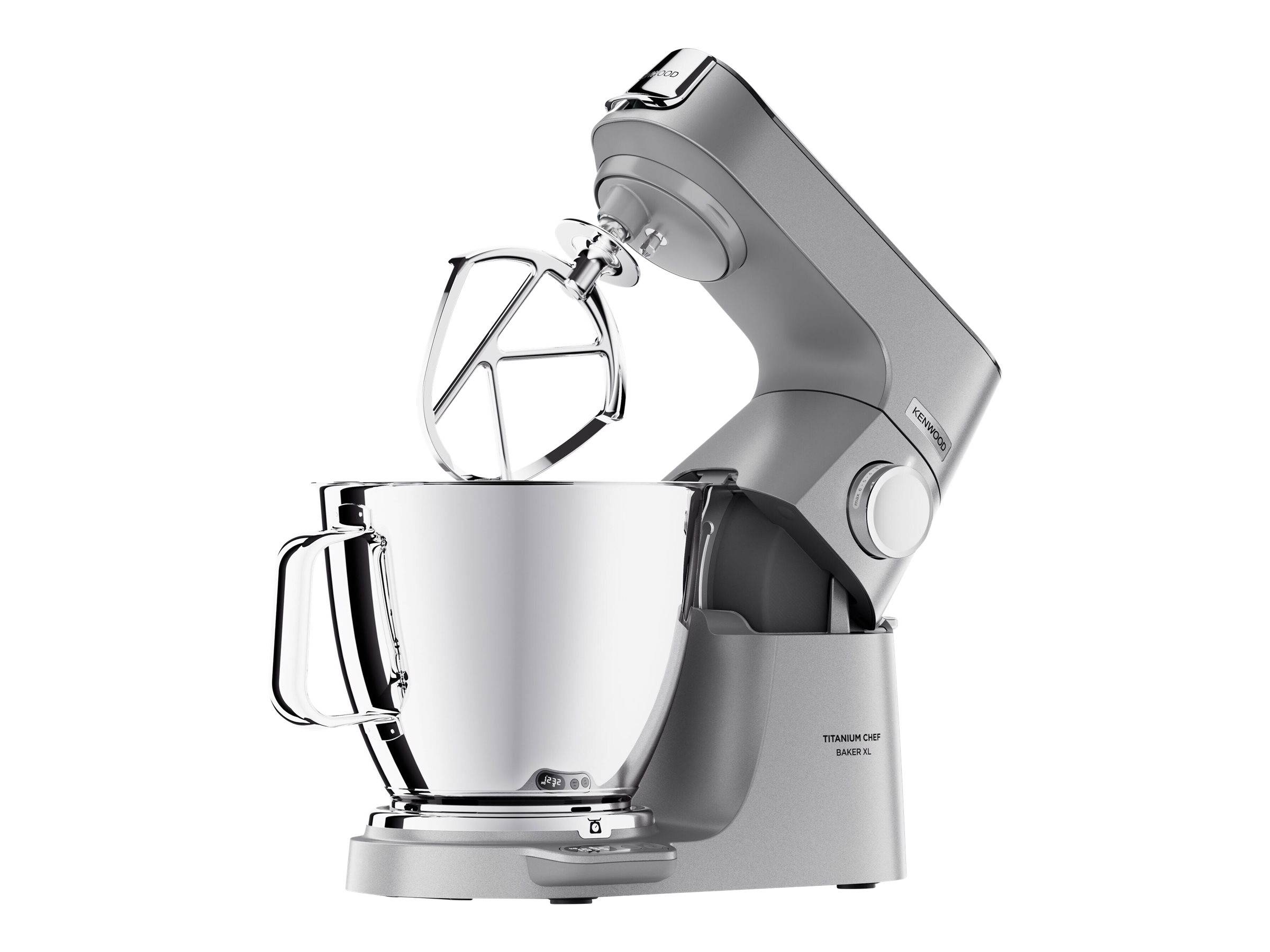 Ein silberner Standmixer mit einer Edelstahlschüssel und Drahtquirl-Aufsatz auf weißem Hintergrund.
