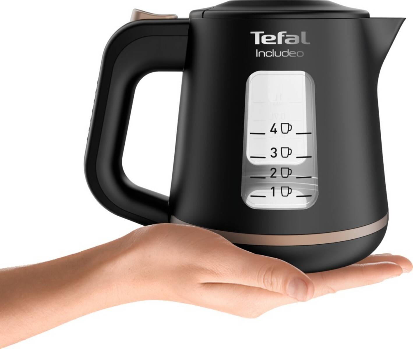 Hand hält einen schwarzen elektrischen Wasserkocher der Marke 'Tefal Includeo' mit Wasserstandsanzeigen, die Messungen von 0 bis 4 Tassen zeigen.
