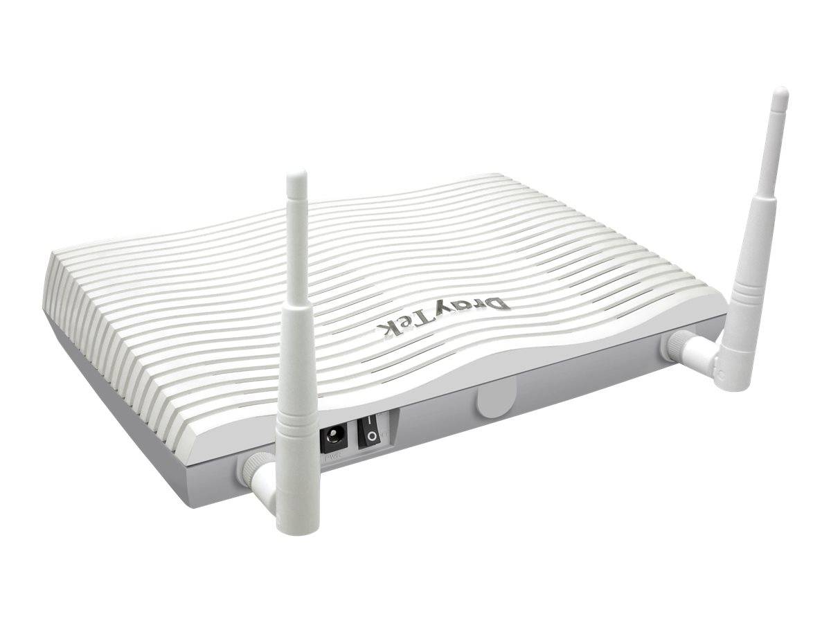 Weißer DrayTek WLAN-Router mit drei externen Antennen, dargestellt vor einem einfachen Hintergrund.