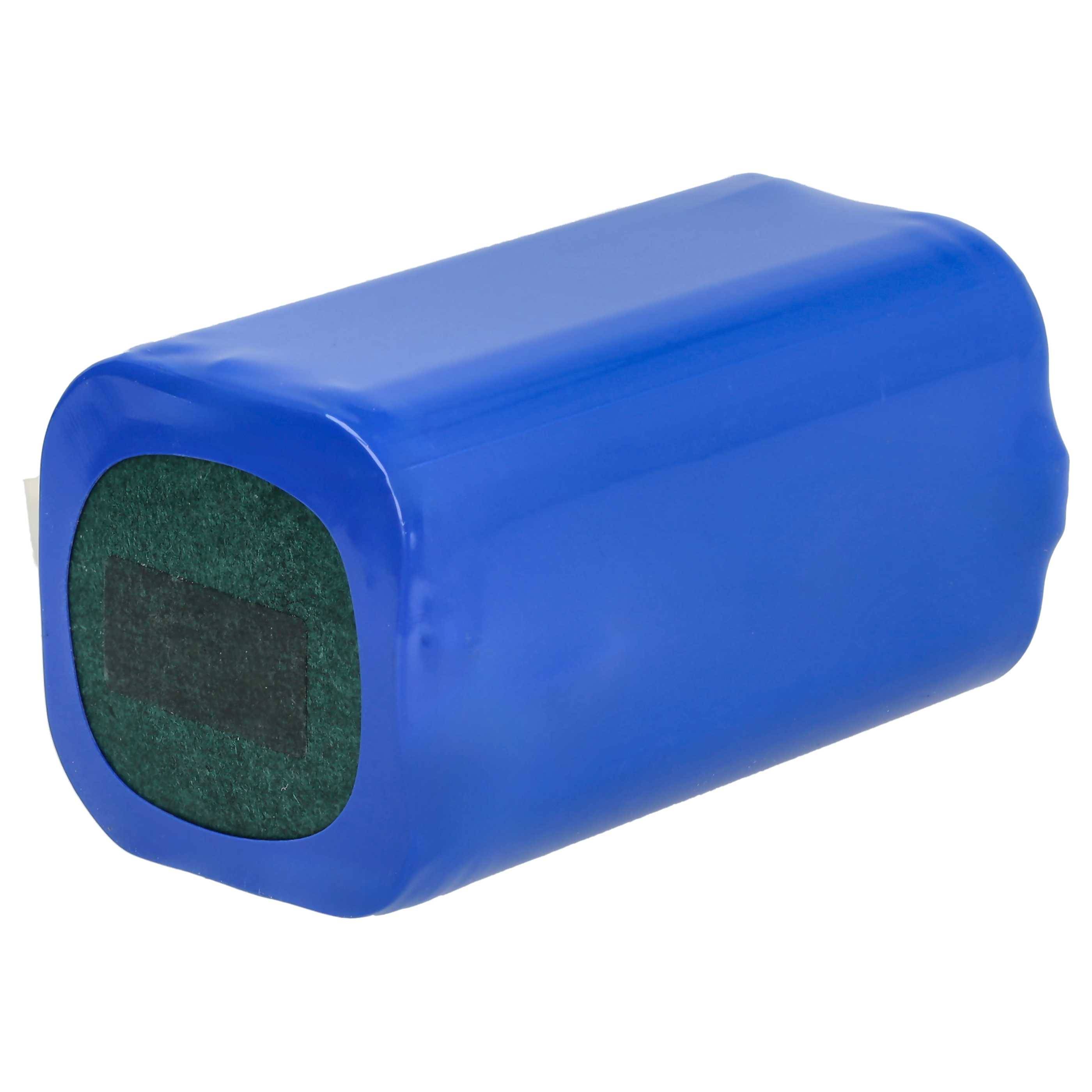 Ein blauer zylindrischer Batteriepack mit grünen Enden, eingewickelt in Kunststofffolie, ohne sichtbare Logos oder Etiketten.