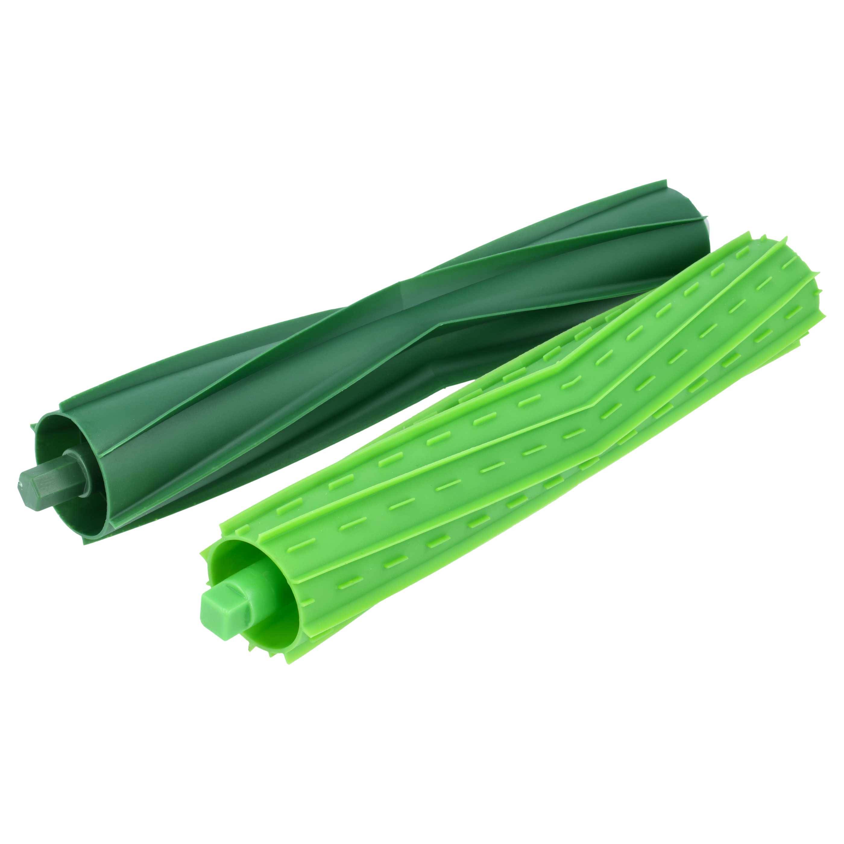 Zwei grüne Staubsaugerbürsten-Walzen, eine mit glattem Spiraldesign und die andere strukturiert, liegen nebeneinander auf weißem Hintergrund.