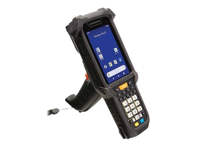 Robustes tragbares Barcode-Lesegerät mit Touchscreen und Zahlenfeld, schräg auf weißem Hintergrund dargestellt.