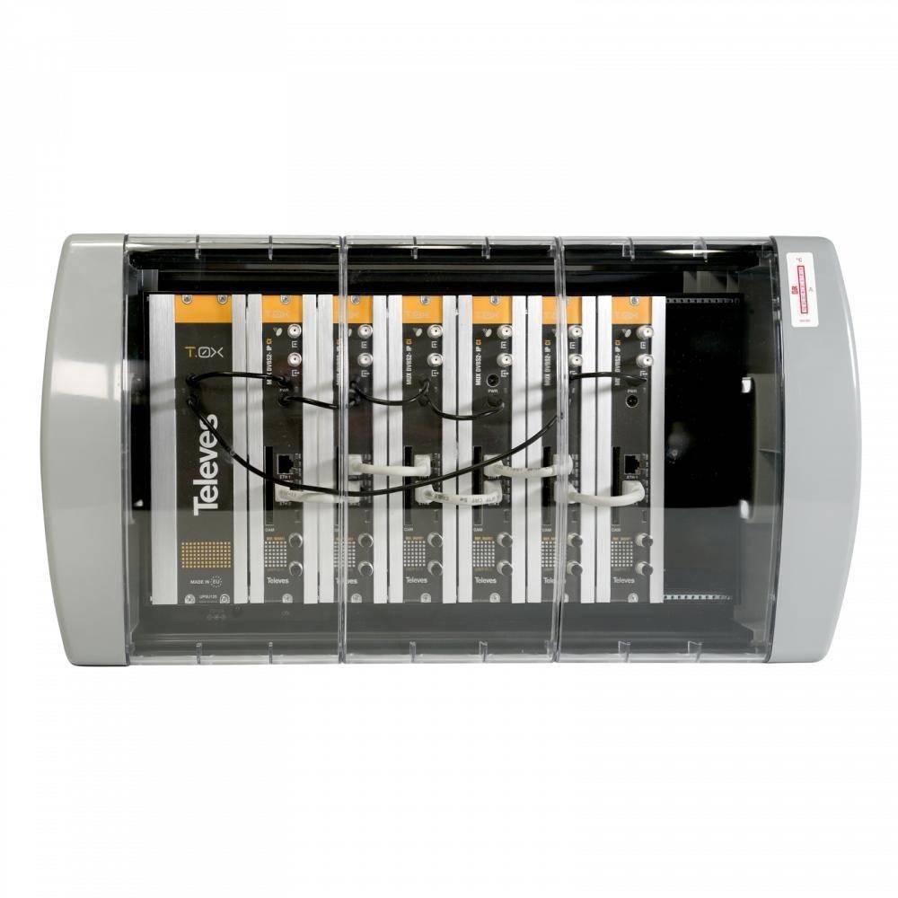 Televes T.0X-Reihen-Multischalter-Modul in einem Schutzgehäuse, das organisierte Verkabelung und modulare Komponenten präsentiert.