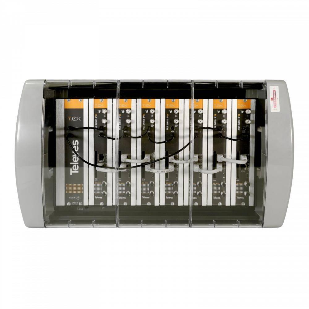 Ein Telekommunikationsgeräteschrank mit mehreren Steckplatzeinheiten, beschriftet mit 'Telex', eingeschlossen in einem transparenten, schützenden Gehäuse.