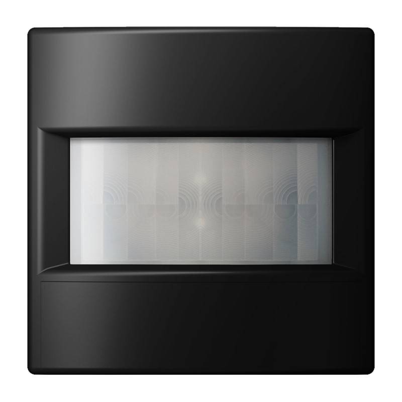 Schwarzer an der Wand montierter Bewegungsmelder mit mattierter rechteckiger Linse und quadratischem Gehäuse auf weißem Hintergrund.