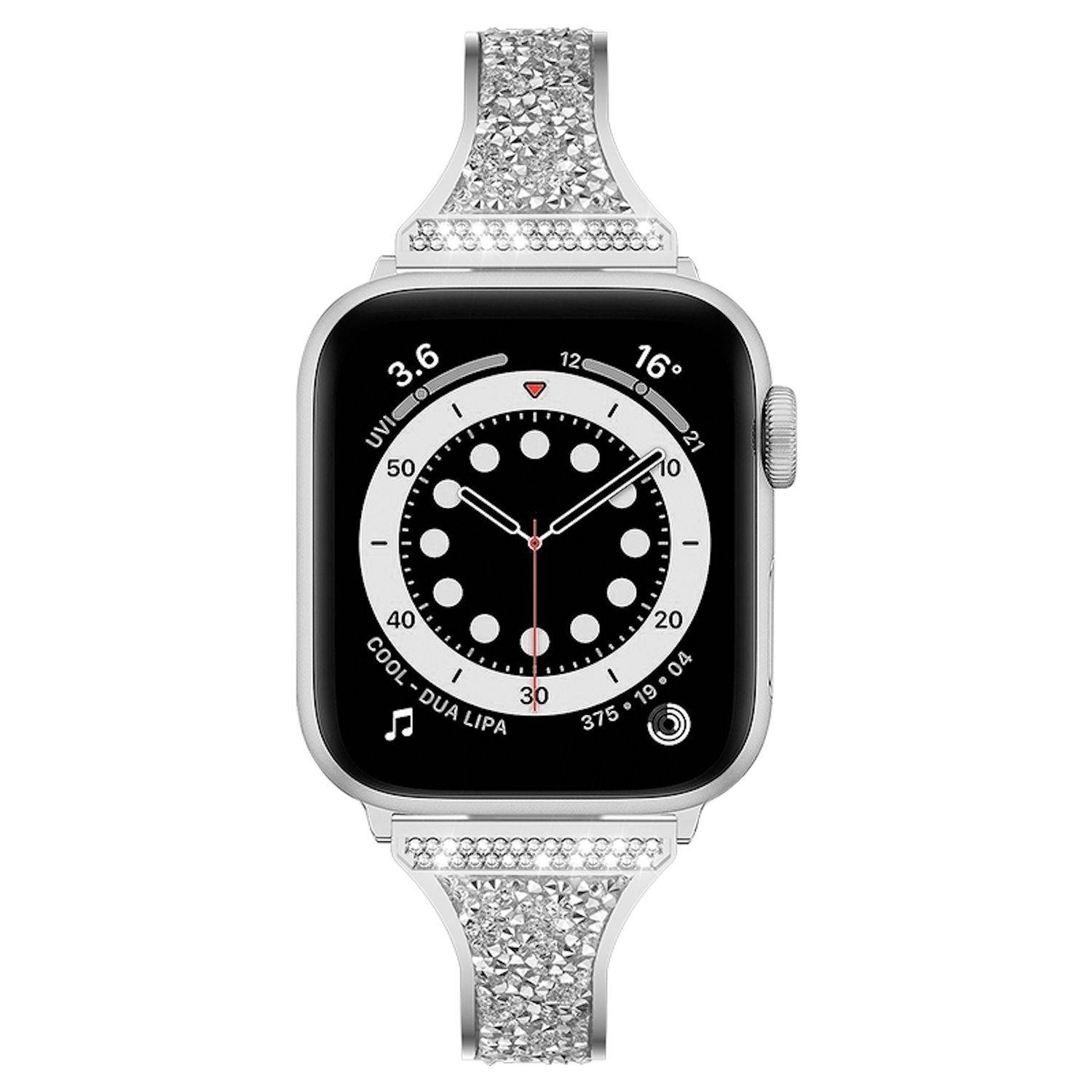 Silberne Apple Watch mit Schmuck-Armband, die ein schwarzes analoges Zifferblatt mit kreisförmigem Ziffernblatt, Zahlen und kleinen Textbeschriftungen zeigt.