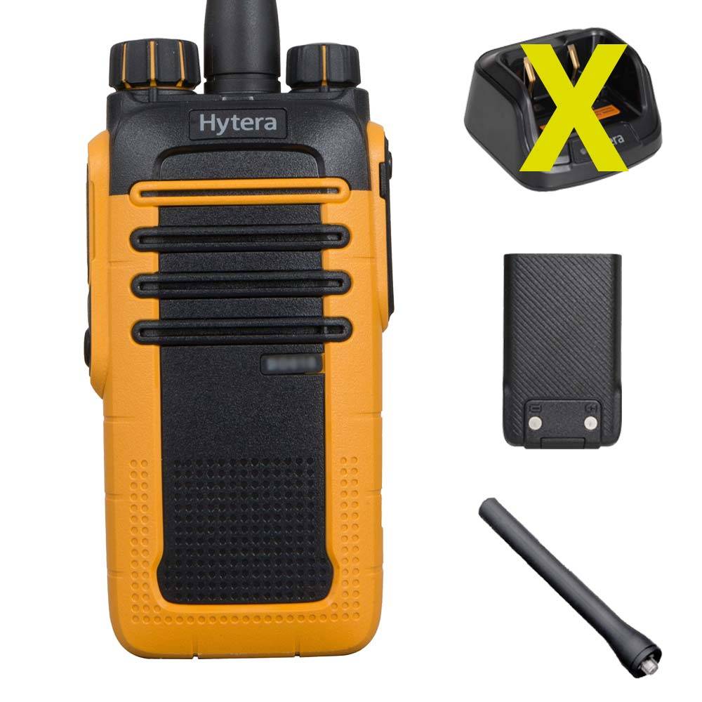 Orange Handfunkgerät mit 'Hytera'-Branding, Bedienelemente auf der Vorderseite sichtbar. In der Nähe befinden sich ein Akkupack, eine Antenne und ein durchgestrichener Ladedock.