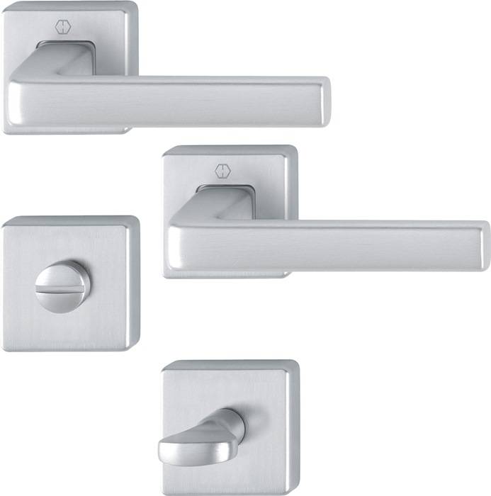Silberner Türgriff-Satz mit quadratischen Rückplatten, einer mit Schlüsselloch und einer mit Drehknauf. Modernes Design, geeignet für Haustüren.