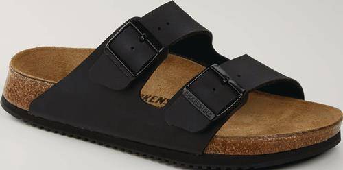 Eine Nahaufnahme eines schwarzen Sandals mit verstellbaren Riemen und einer Korkfußbett.