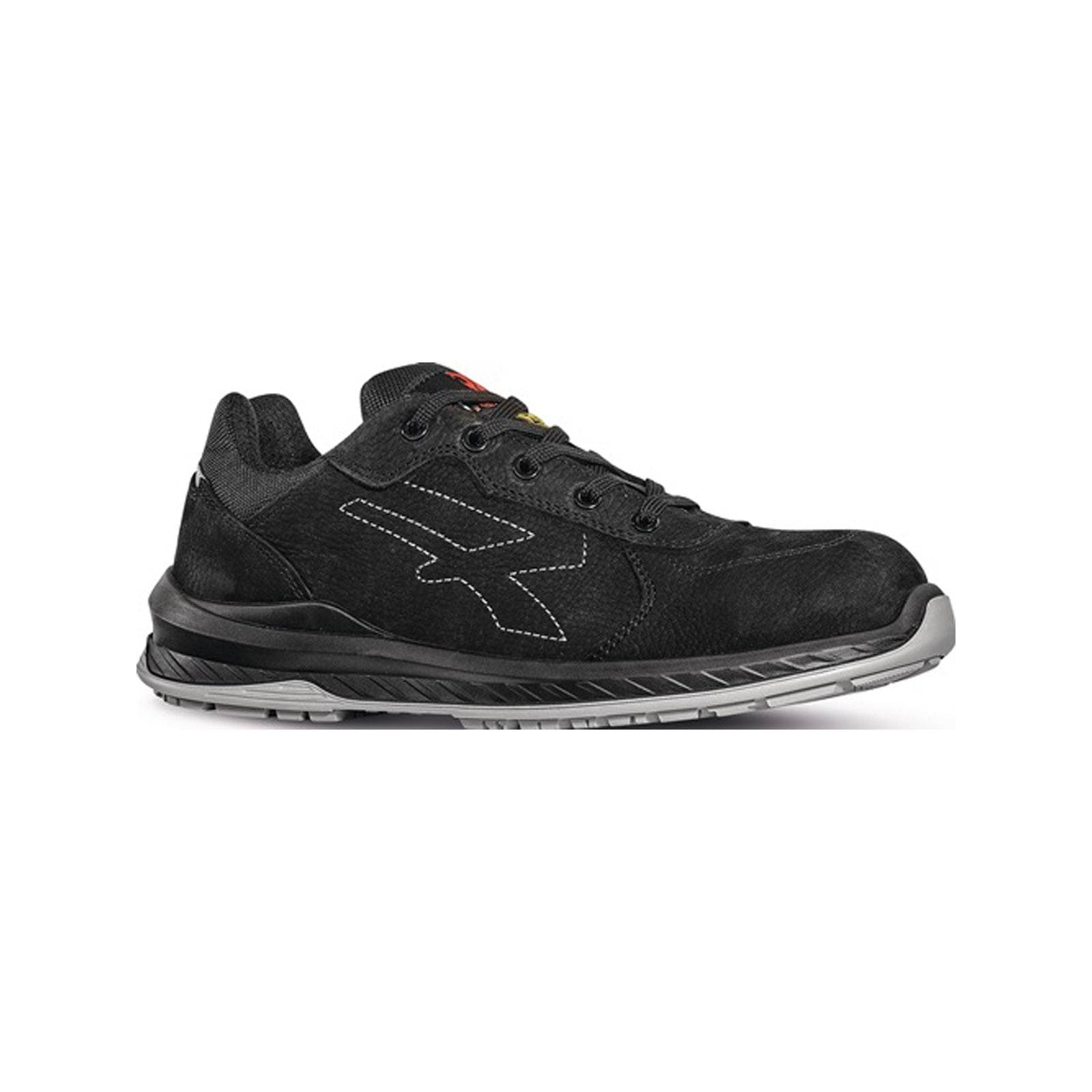 Ein schwarzer Sportschuh mit elegantem Design, weißen Nähten und einer robusten Sohle, geeignet für Sport oder Freizeitkleidung.