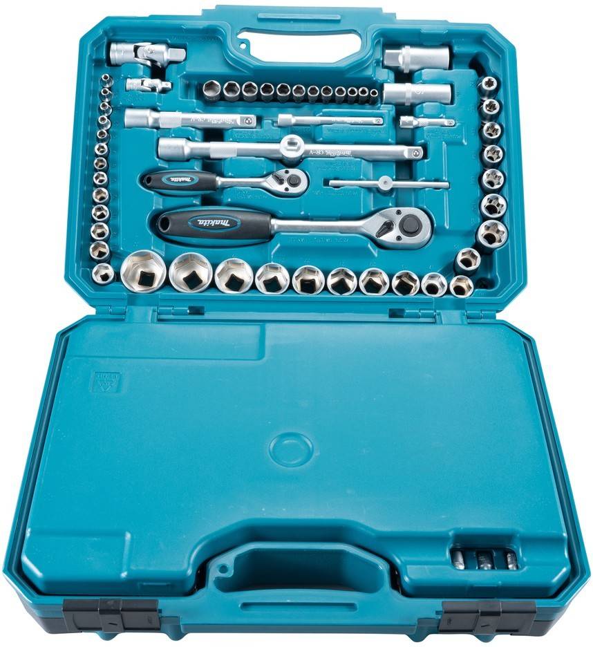 Eine offene blaue Werkzeugkiste, in der verschiedene Steckschlüssel und Zubehör in vorgesehenen Fächern geordnet sind.