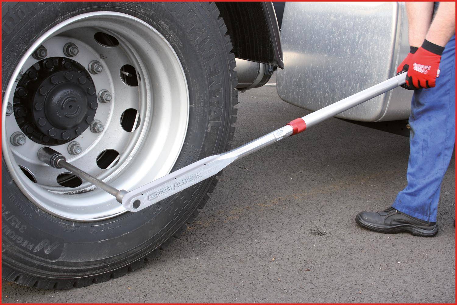 Ein Drehmomentschlüssel wird verwendet, um die Radmutter an einem Fahrzeugreifen festzuziehen und dabei eine angemessene Spannung für Sicherheit und Leistung zu gewährleisten.