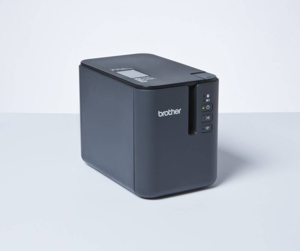 Ein schwarzer Brother-Etikettendrucker mit Bedienungstasten und einem Display-Bildschirm auf der Oberfläche, der vor einem schlichten weißen Hintergrund platziert ist.